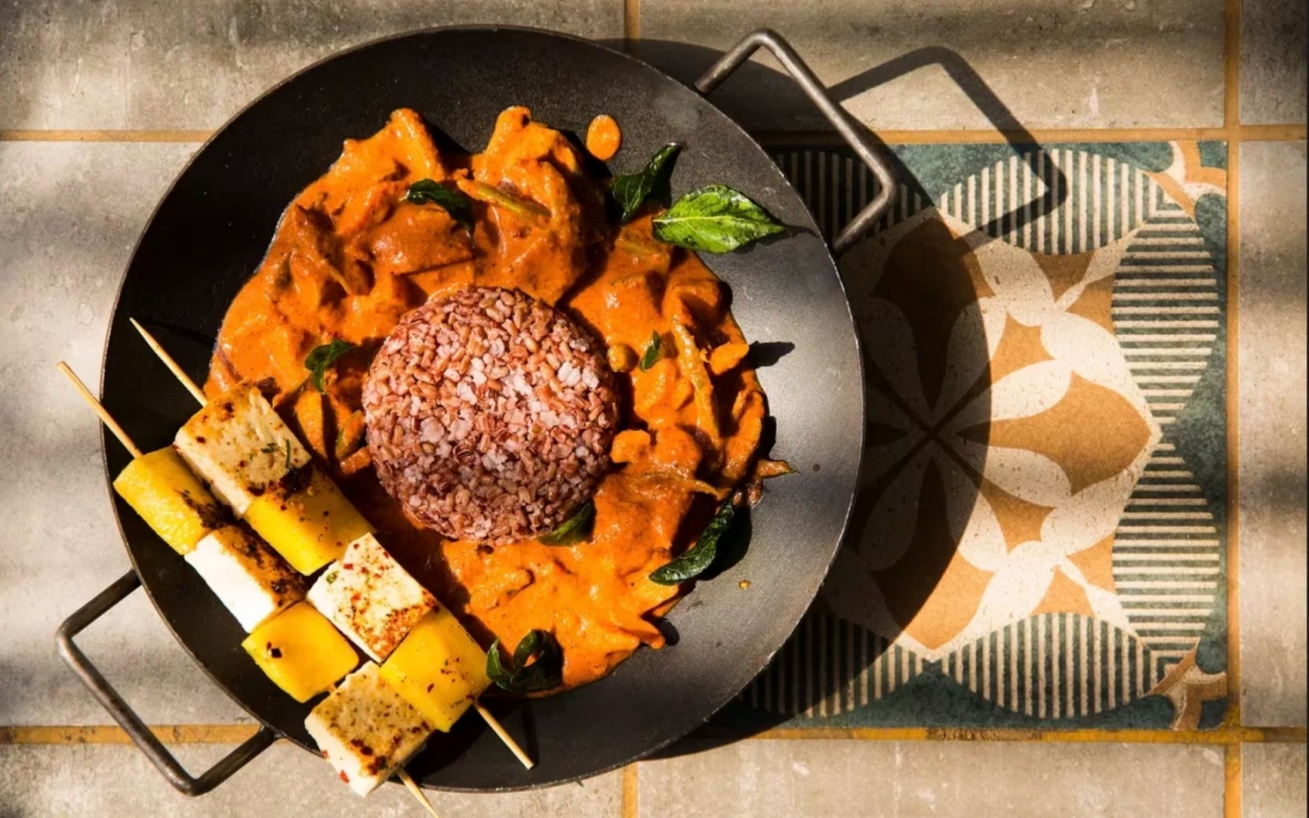 Why Do Many Chinese Hotels and Restaurants Not Allow Indian Travel Groups to Use Their Own Chef?