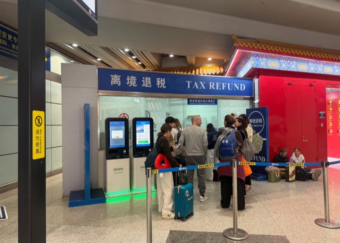 Foreign tourists are applying for a tax refund